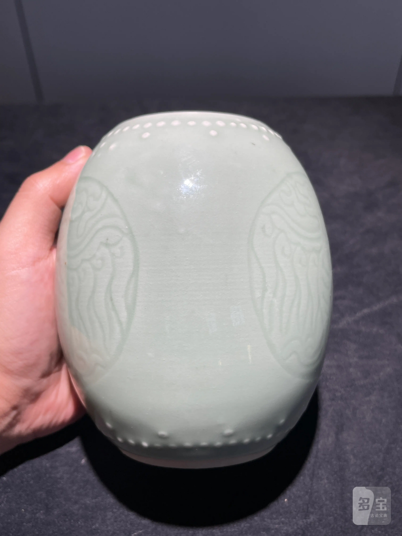 清晚期 豆青釉暗刻团凤纹橄榄尊 - 图3